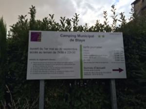 Info Schild vor dem Eingang zum Campingplatz innerhalb der Zitadelle von Blayee