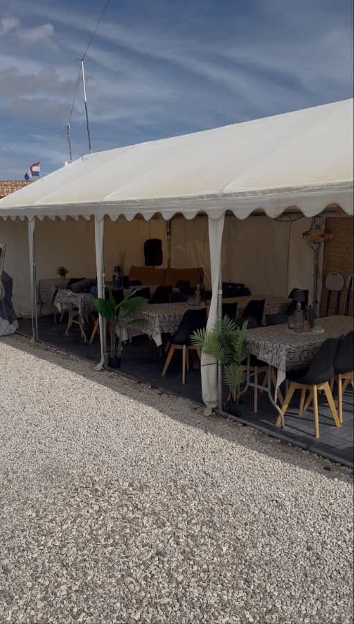 Camper Park San Fulgencio, die neue Bar an der sich Nachmittags der halbe Platz trifft. :-)